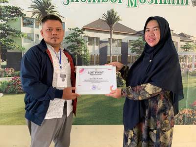 Sekjen PWI Banten Nasrudin saat menerima Penghargaan dari Kepala SMK Shohibul Muslimin Sri Rumaeni, Kamis (16/3/2023).