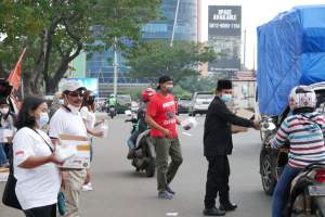 Mencari Berkah Ramadhan 1422 H, BAGUNA Tangsel Sebar Takjil di Jalan Raya Serpong