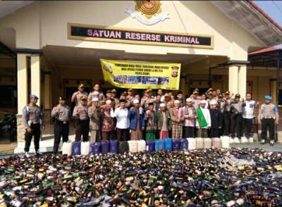 Polres Serang Memusnahkan Miras Oplosan Hasil Operasi Pekat Menjelang Puasa.