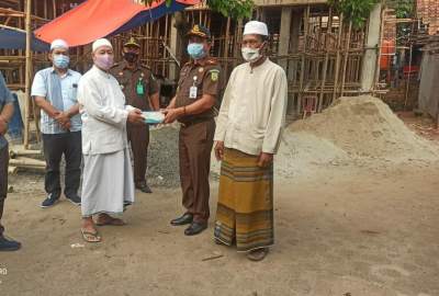 Cegah Covid 19, Kejari Kabupaten Tangerang Bagikan Masker Ke Ponpes Misbahusudu