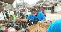 Komunitas Rakyat Memberi  Bagikan Nasi Kotak Kepada Ojek Di Balaraja