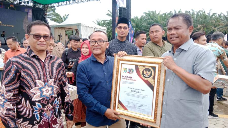 Darmawan dan Edi Saputra saat menerima penghargaan dari Bupati Serdang Bedagai, Darma Wijaya atas kepedulian v terhadap olahraga sepak bola