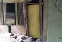 rumah desa nyaris roboh.