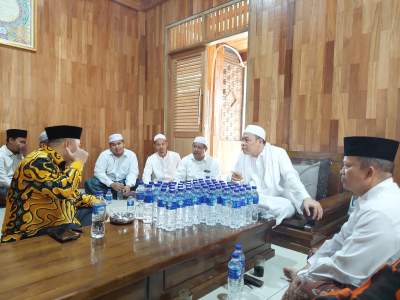 Minta Doa Restu, Bacalon Bupati Bang Zul Kunjungi Abuya Entoh Cilongok