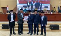 Walikota Tangsel Benyamin Davnie serahkan nota keuangan APBD Perubahan 2022 kepada Ketua DPRD Kota Tangsel, Abdul Rasyid.
