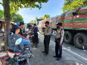 Polsek Pulau Raja Polres Asahan Himbau Masyarakat di Pasar Pagi Kelurahan Aek Loba Disiplin Prokes