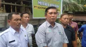 Manager PT Socfindo Kebun Aek Loba menyerahkan bantuan CSR kepada kelompok ternak di Desa Padang Pulau.