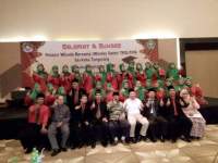 Tenaga pengajar TPQ dan Turidi saat menghadiri wisuda