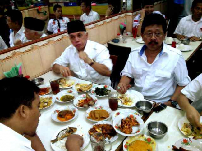 Hatta Sempatkan Diri Makan Sebelum Kampaye
