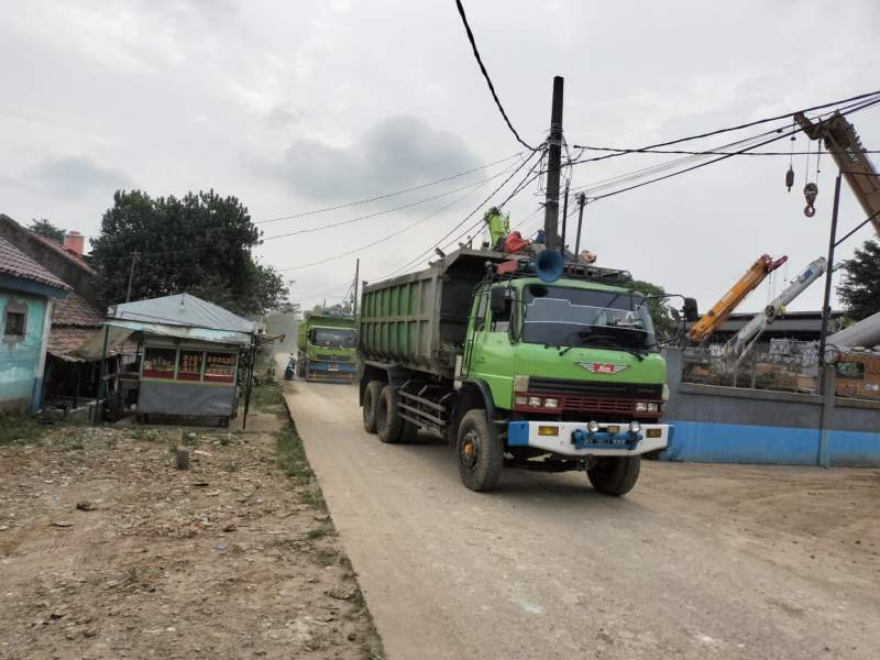 Gelar Protes, Warga Tolak Urugan Tanah di Desa Cangkudu
