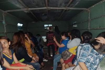 Para wanita malam saat digiring petugas ke dalam mobil untuk dibawa ke rumah singgah Cikerai milik Dinsos Cilegon, Kamis (12/5/2022).