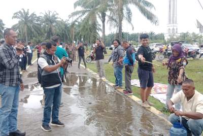 Aneh tapi Nyata! Sekelompok Orang Lepaskan Ikan di Alun-Alun Serdang Bedagai, Lalu Memancingnya
