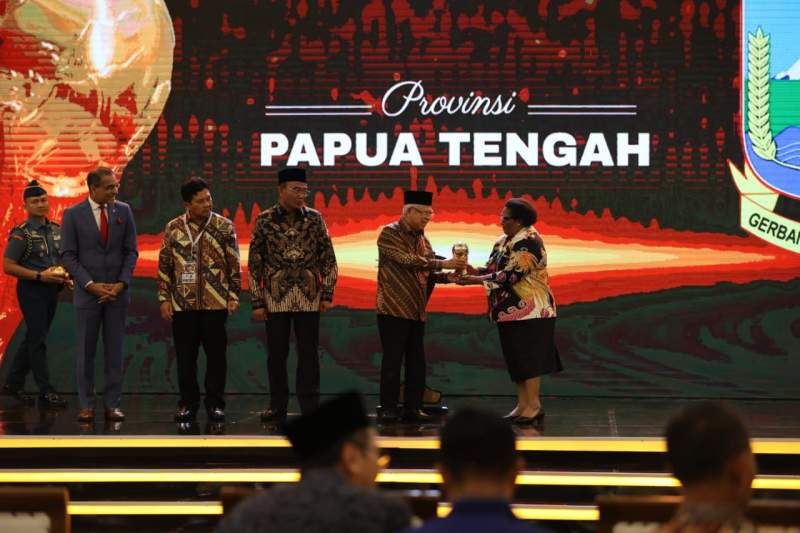 Wapres Ma&#039;ruf Amin Berikan Penghargaan UHC Awards kepada 493 Kepala Daerah, Kota Serang Dapat Hattrick