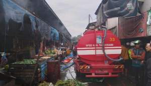 Padamkan Api, 6 Unit Mobil Damkar Diturunkan ke Pasar Sentiong