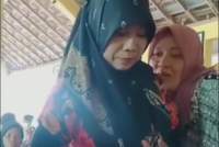 Ambil Bansos Pakai Banyak Perhiasan, Emak-emak Ini Disoraki Warga