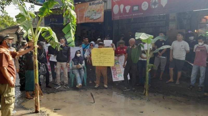 Warga Ciampea melakukan blokade jalan rusak di Desa Ciampea, Kecamatan Ciampea, Kabupaten Bogor, Selasa (10/5/2022). (net)