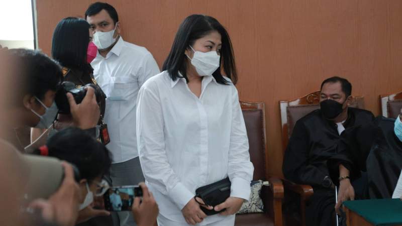 Terdakwa Putri Candrawathi ketika memasuki ruang sidang utama di PN Jakarta Selatan.