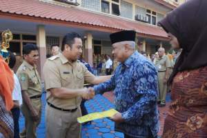 Wali Kota Tangerang Arief R Wismanyah memberikan SK pensiun kepada PNS purna bakti