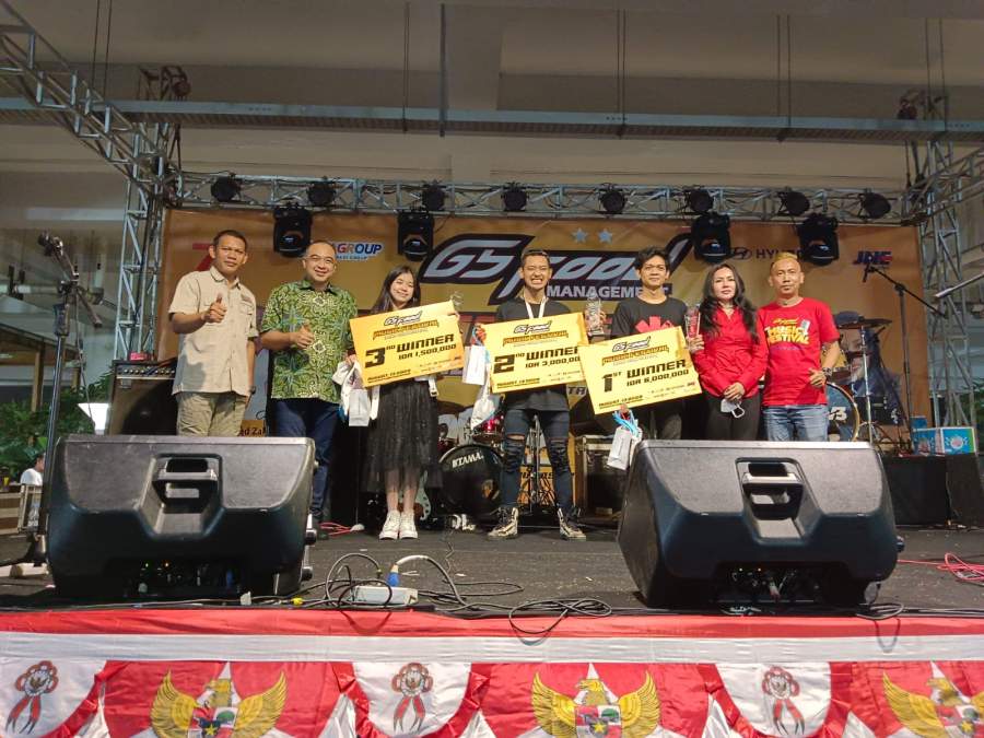Bupati Tangerang Ahmed Zaki Iskandar menyerahkan piala kepada pemenang Festival Band Competition pasar modern intermoda BSD Cisauk Kabupaten Tangerang