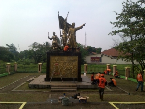 Kodim 0623 Cilegon dan Ormas Gelar Bakti Sosial Bersihkan Tugu Pahlawan.