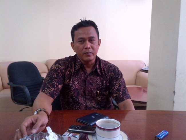 Apanudin ketua komisi IV di ruang kerjanya