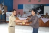 Ketua Pelaksana kegiatan Dendi saat memberikan cendera mata kepada Kabid SMA dalam kegiatan pelatihan Jurnalistik