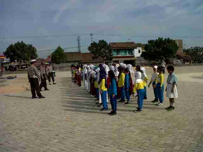 Pelatihan baris - berbaris dan pengaturan lalu lintas kepada anak SD oleh Polsek Kramatwatu