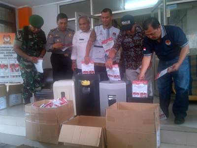 Ramah Lingkungan : KPU Musnahkan Kertas Suara Rusak Pilgub Banten 2017