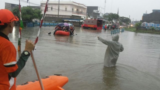 BPBD saat membantu warga di jl Halim perdana kusuma