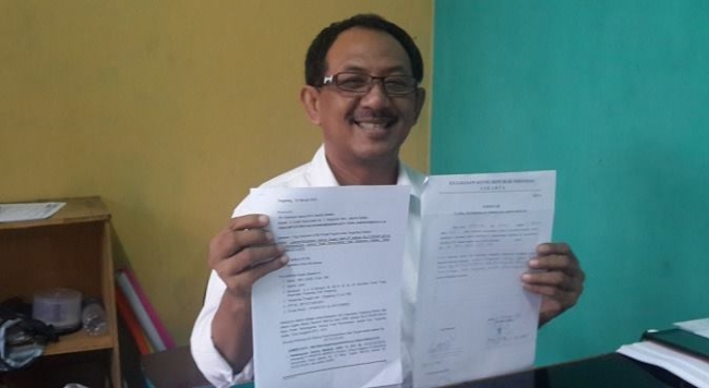 Direktur LKP Ibnu Jandi, Memperlihatkan laporan dugaan mark up pembangunan puspemkot Tangsel ke Kejagung, kamis (12/2).
