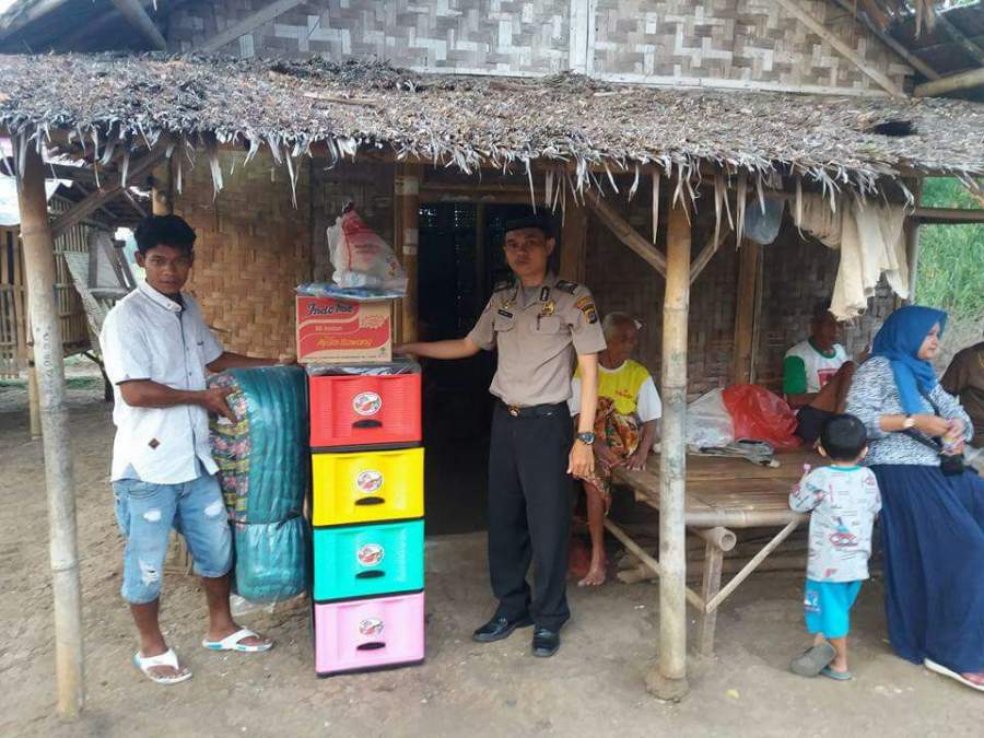 Bhabinkamtibmas Polsek Balaraja membantu rehabilitasi rumah nenek berusia 100 tahun di Sukamulya, Kabupaten Tangerang.