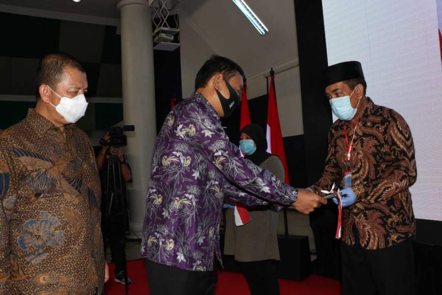 Wabup Tangerang Mad Romli didampingi Kepala ATR BPN Kabupaten Tangerang Gembong Joko Waryanto, saat menyerahkan sertifikat gratis.
