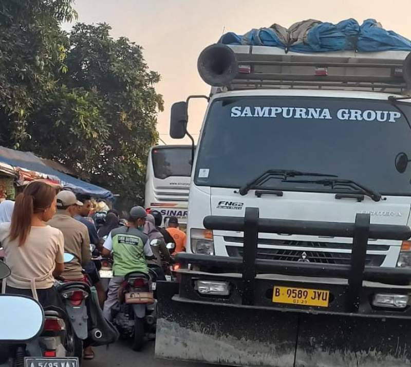 Langgar Perbup, Truk Tanah di Jalan Balaraja Kronjo Beroperasi di Siang Hari