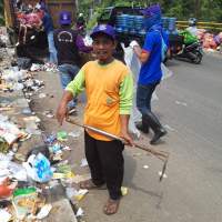 DLHK Klaim Rutin Angkut Sampah Setiap Hari Di Jembatan Cimanceri