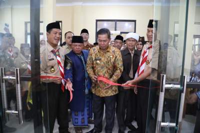 Walikota Serang Syafrudin saat memotong pita meresmikan gedung kwarcab Kota Serang