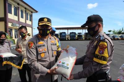 Program Bantuan Mabes Polri, Kapolres Serang Salurkan Beras ke Masyarakat Terdampak Covid 19