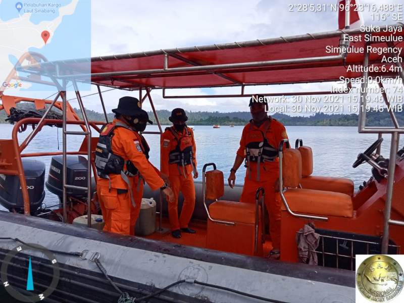 Personil rescuer pos SAR Simeulue mencari nelayan Aceh jatuh ke laut.(SAR).