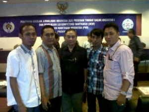 Team Madya bersama penguji dari Dewan Pers Encub Soebekti foto bareng usai UKW di Aula Kadin, Banten, Jum'at - Sabtu (12-13/12).