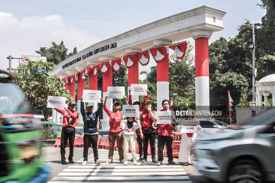 Tujuh belas pelajar yang tergabung dalam Gerakan Pelajar Relawan turun aksi ke jalan untuk menyuarakan "Merdeka dari Kekeringan" di Tugu Kujang, Kota Bogor, Kamis (17/8/2023). (Detakbanten/Aip Kurniawan)