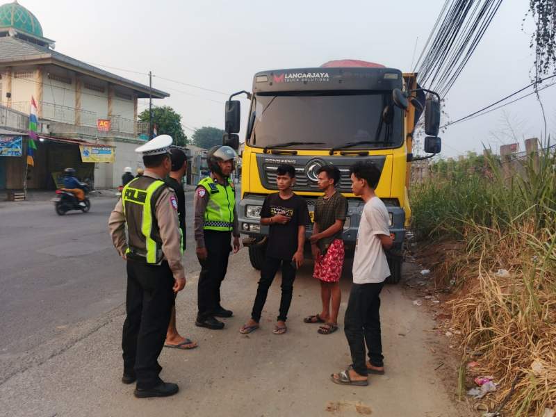 Kapolsek Pasar Kemis Tegaskan Tak Ada Pembiaran, Kendaraan Berat di Bahu Jalan Langsung Ditertibkan