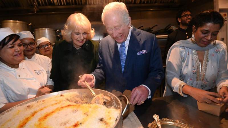Raja Charles III dan Ratu Camilla Ikut Siapkan Makanan Berbuka Puasa di London