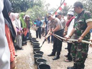 Kapolresta Tangerang Berikan Bantuan Air Bersih dan sembako Kepada Warga Panongan