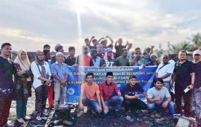 Tim Relawan Bandar Pulau Serahkan Bansos Kepada Korban Kebakaran di Sei Apung Jaya