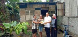 Kadis Sosial Serdang Bedagai, Arianto serahkan sembako untuk keluarga Jumirah.