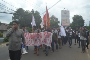 Puluhan Warga Demo Pengadilan Negeri Pandeglang