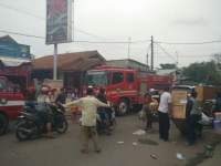 Mobil pemadam kebakaran Kabupaten Tangerang berusaha memadamkan api.
