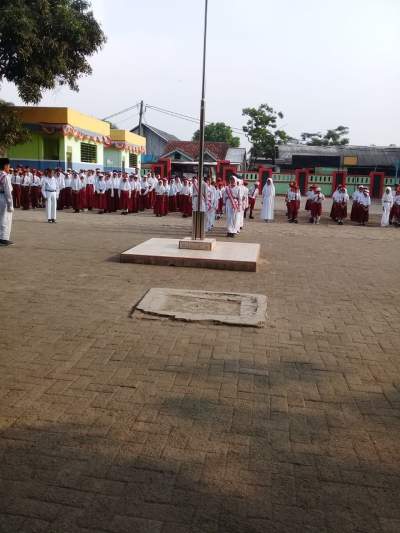 Guru Honorer di Pasar Kemis Mogok Mengajar