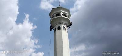 Anak Muda Potensi Bersihkan Menara Masjid Bagaikan 'Spiderman'