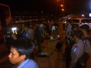 Pemudik Diterminal Merak Dijaga Senjata Lengkap
