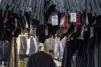 Ilustrasi lapak pakaian bekas.